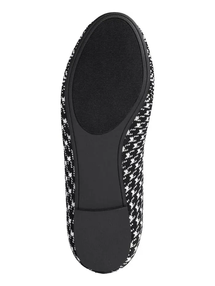 Женские балетки Maryann Knit Round Toe Journee Collection — изображение 5 из 7, черный/белый