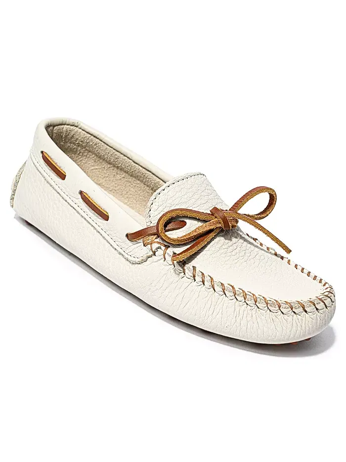 Женские классические водительские туфли из кожи Minnetonka — изображение 1 из 6, белый