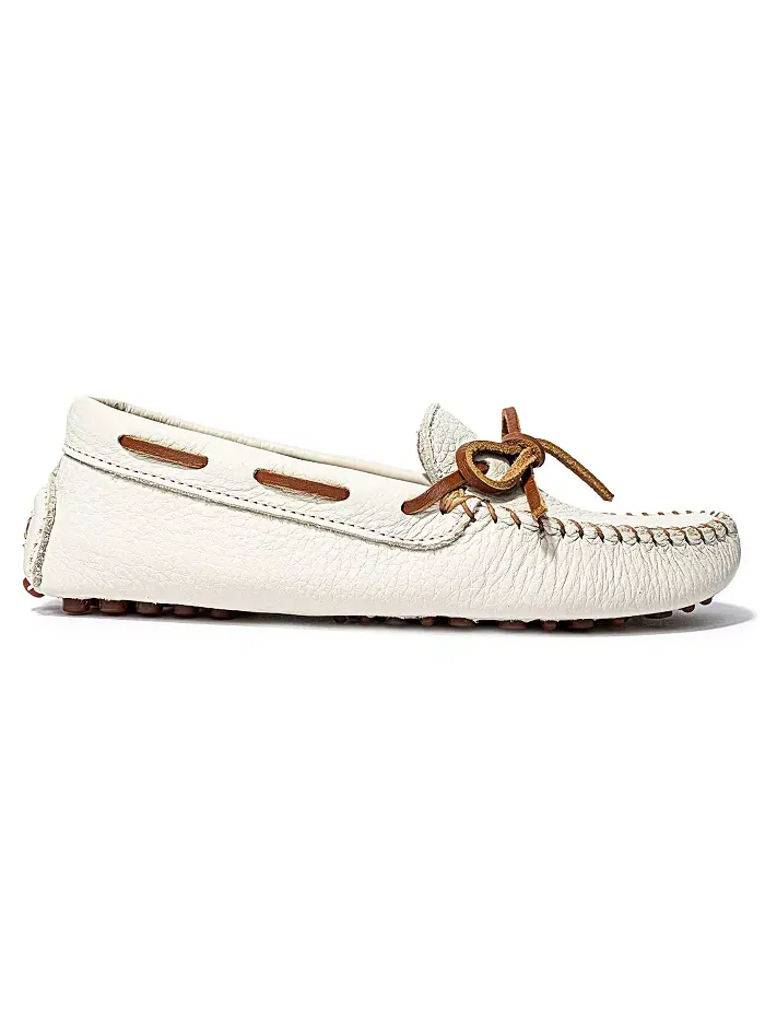 Женские классические водительские туфли из кожи Minnetonka — изображение 2 из 6, белый