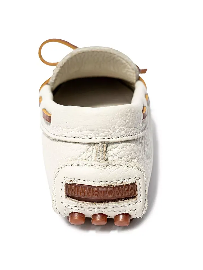 Женские классические водительские туфли из кожи Minnetonka — изображение 4 из 6, белый