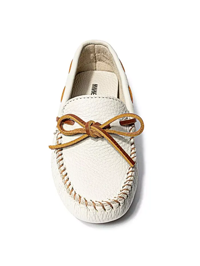 Женские классические водительские туфли из кожи Minnetonka — изображение 5 из 6, белый
