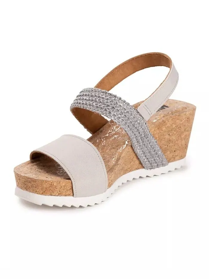 Женские босоножки Wendy на танкетке MUK LUKS — изображение 2 из 6, серебряный