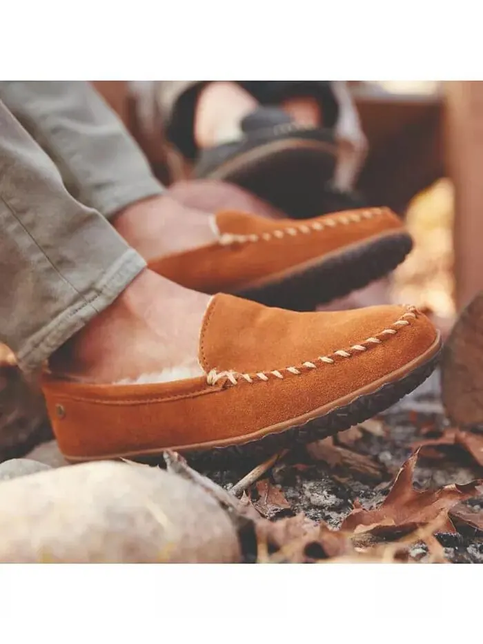 Мужские замшевые тапочки Tobie из овчины Minnetonka — изображение 7 из 10, коричневый
