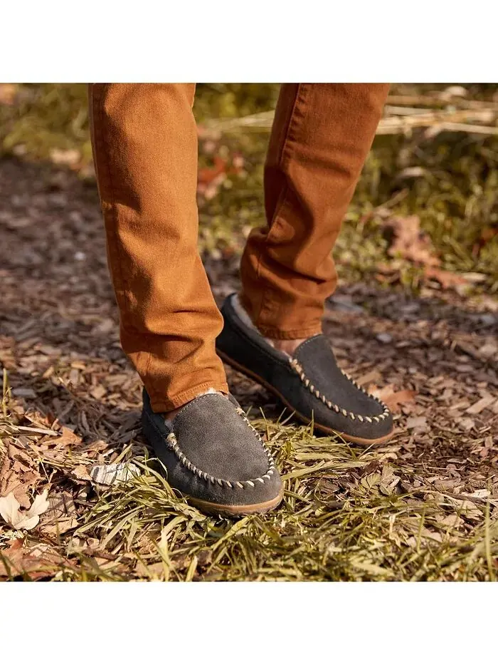 Мужские замшевые тапочки Tobie из овчины Minnetonka — изображение 7 из 11, темно-серый