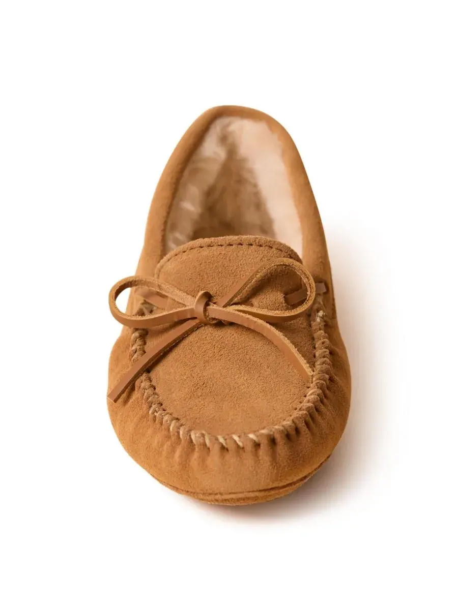 Женские замшевые тапочки с мягкой подошвой и ворсистой подкладкой Minnetonka — изображение 4 из 6, золотистый бежевый