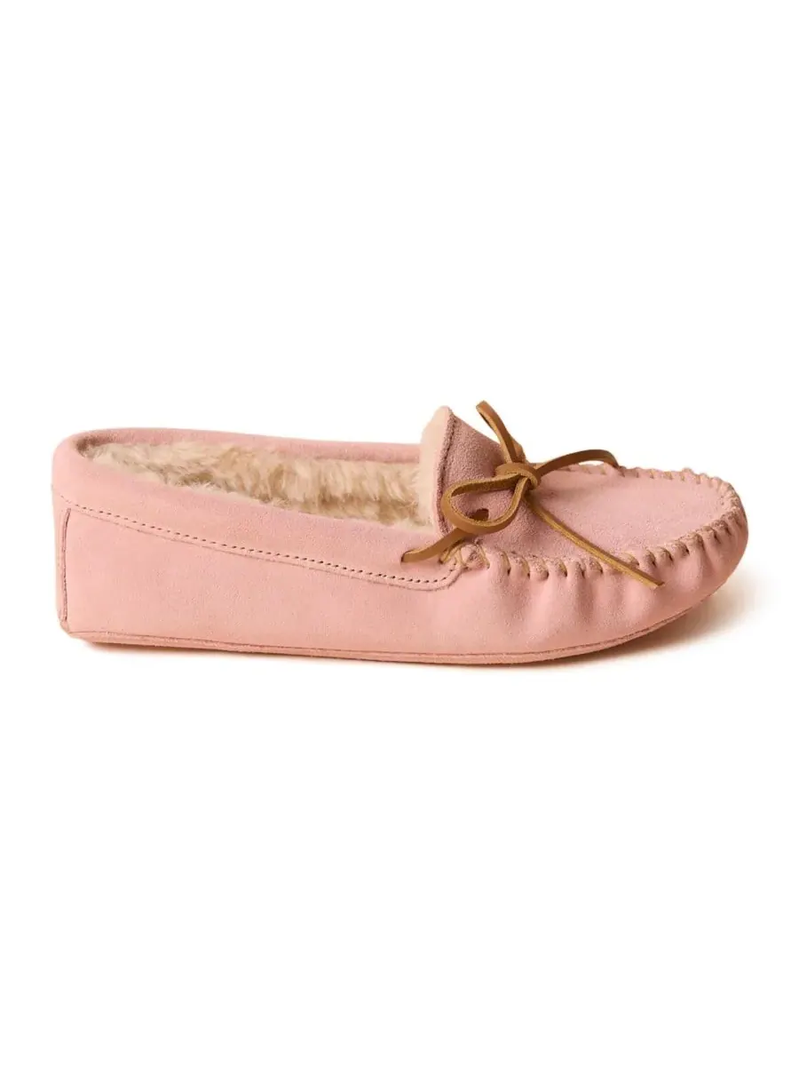 Женские замшевые тапочки с мягкой подошвой и ворсистой подкладкой Minnetonka — изображение 2 из 7, пудровый розовый