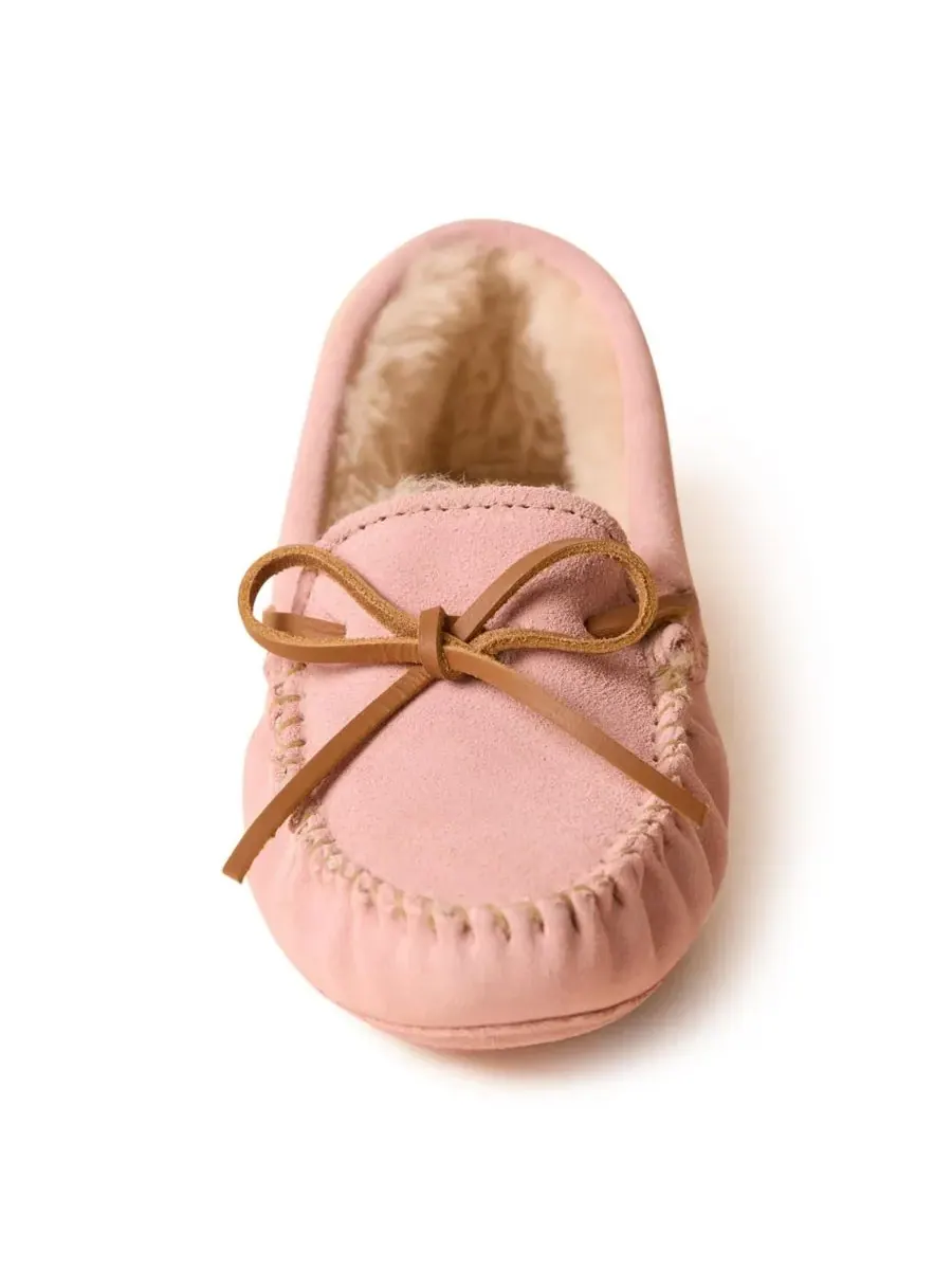 Женские замшевые тапочки с мягкой подошвой и ворсистой подкладкой Minnetonka — изображение 3 из 7, пудровый розовый