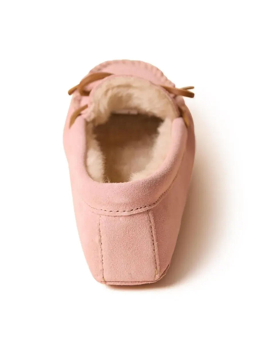 Женские замшевые тапочки с мягкой подошвой и ворсистой подкладкой Minnetonka — изображение 4 из 7, пудровый розовый