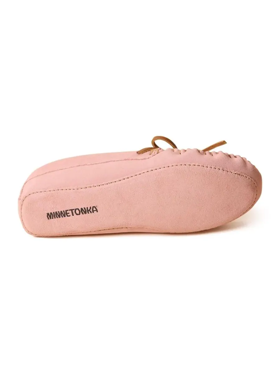 Женские замшевые тапочки с мягкой подошвой и ворсистой подкладкой Minnetonka — изображение 5 из 7, пудровый розовый