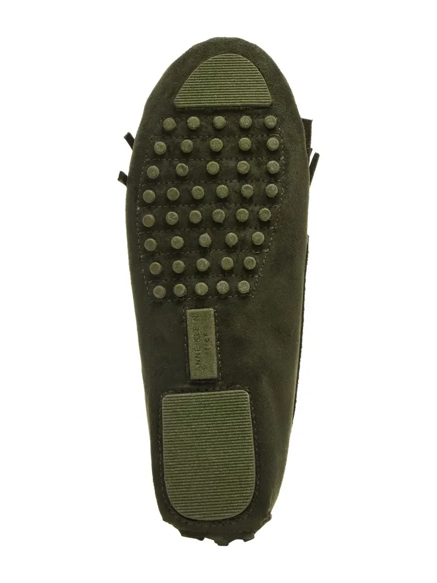 Женские лоферы Cali Kiltie Driver Anne Klein, оливковый suede — изображение 5 из 7