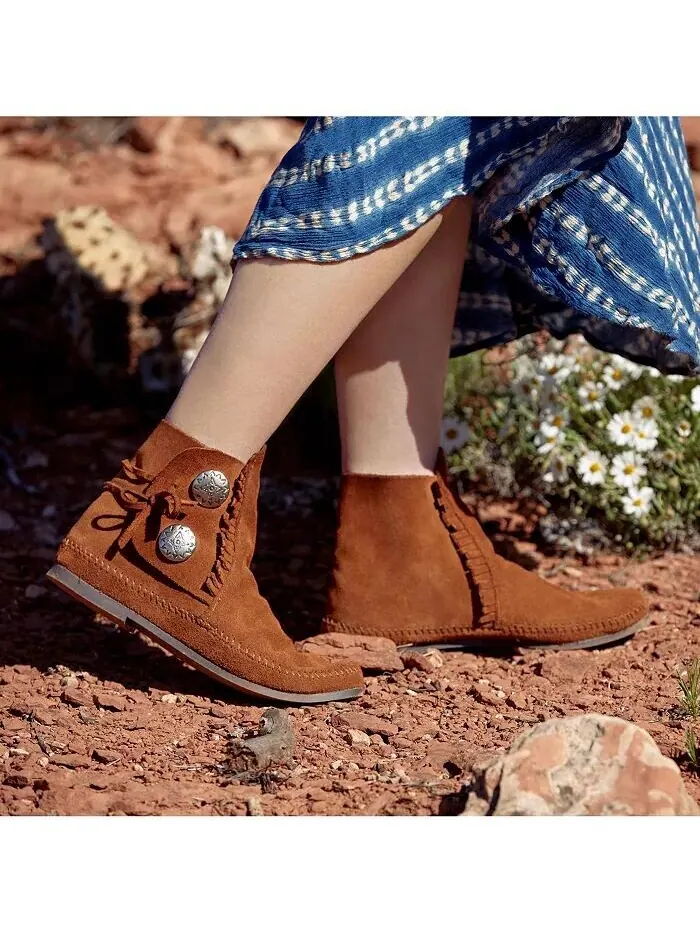 Женские ботинки на двух пуговицах Minnetonka — изображение 6 из 9, черный