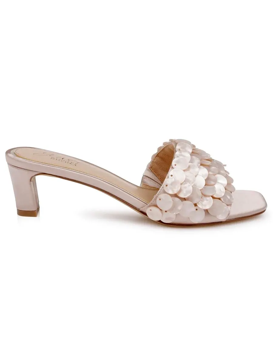 Женские сандалии-слипоны Pacific Jewel Badgley Mischka, темно-nude satin — изображение 2 из 5, бежевый