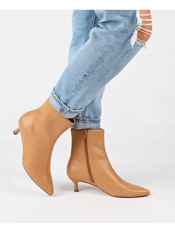 Женские ботильоны Arely Kitten Heel с острым носком Journee Collection — изображение 3 из 9, бежевый