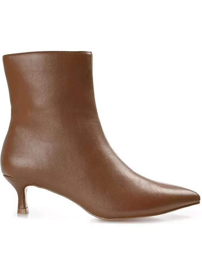 Женские ботильоны Arely Kitten Heel с острым носком Journee Collection — изображение 2 из 8, коричневый