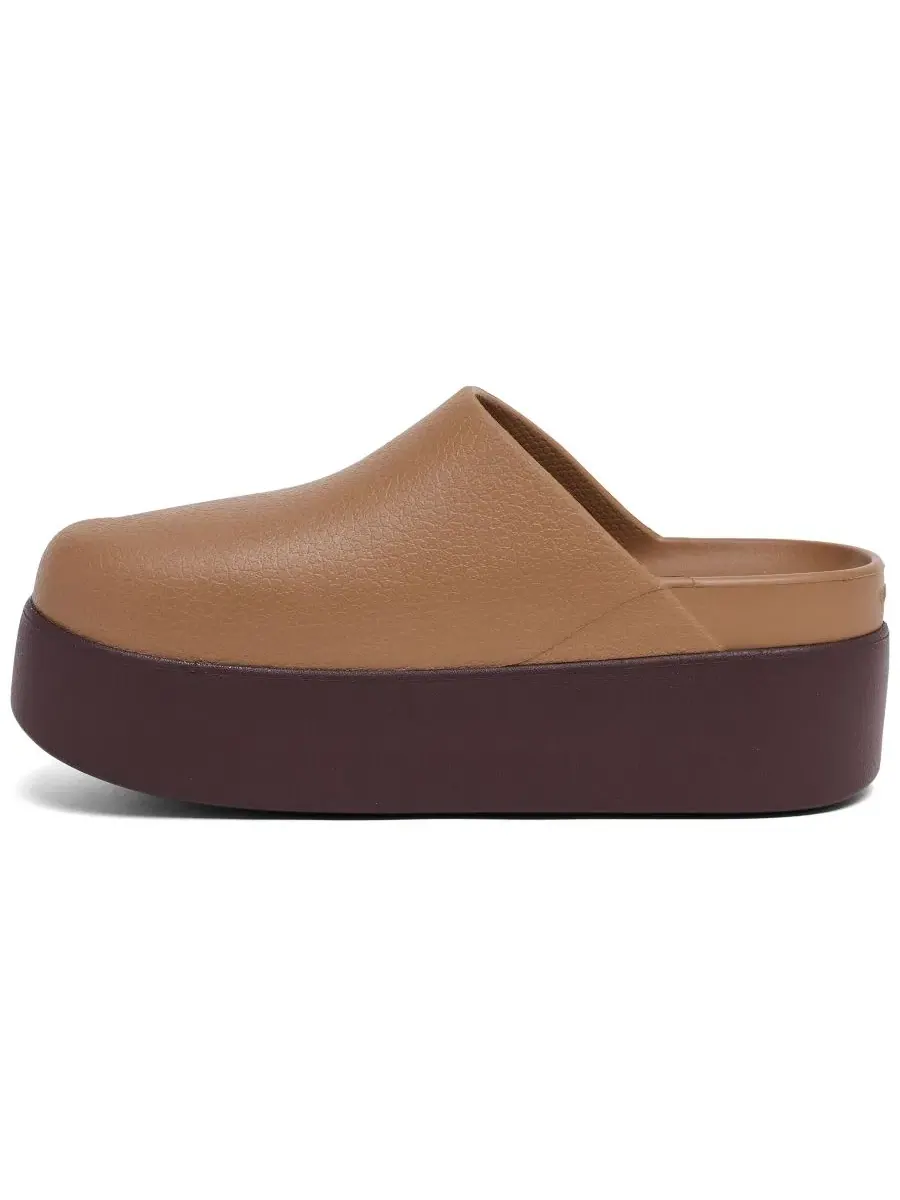 Платформенные клоги Dylan на каблуке 5,5 см Crocs — изображение 2 из 6, сепия