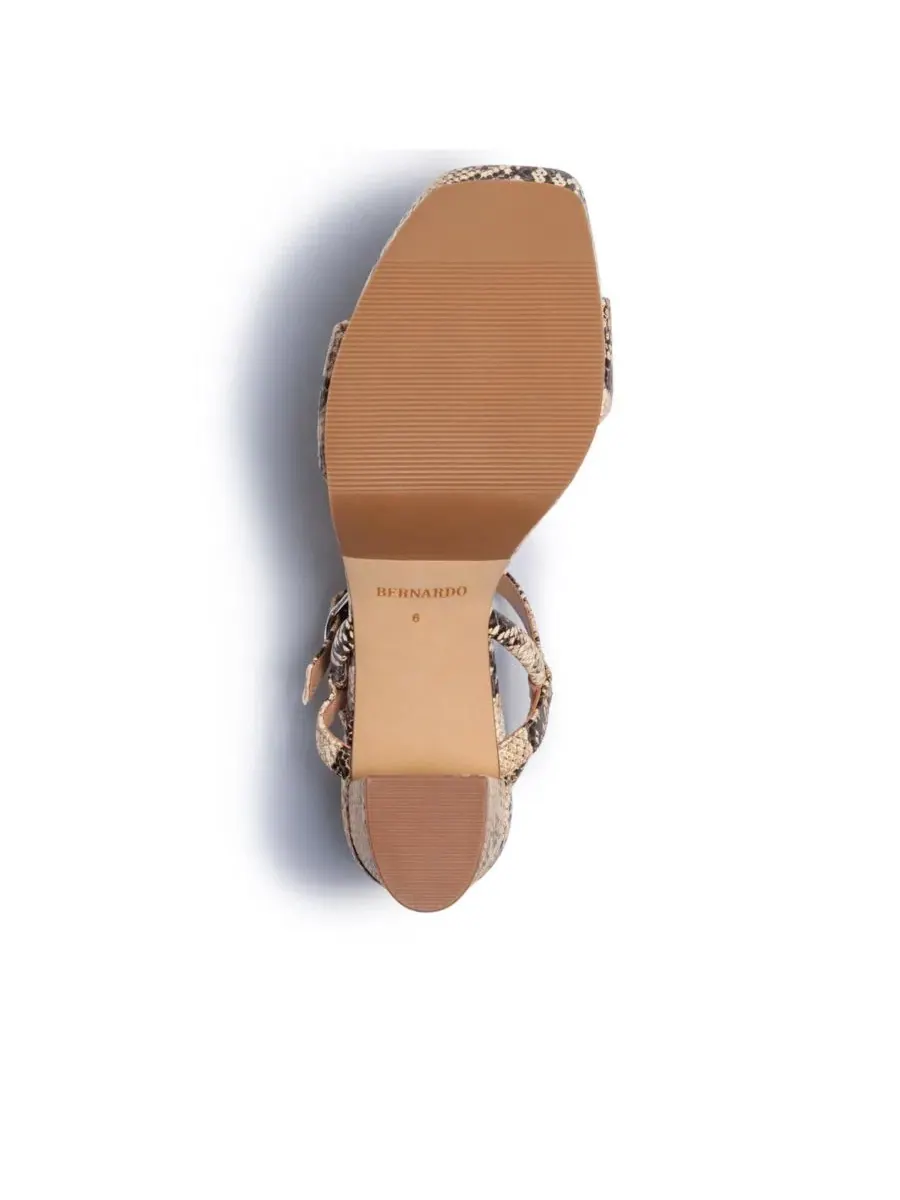 Сандалии с закрытым мысом на каблуке и платформой Canto Platform Sandal Bernardo Footwear — изображение 4 из 5, прозрачный