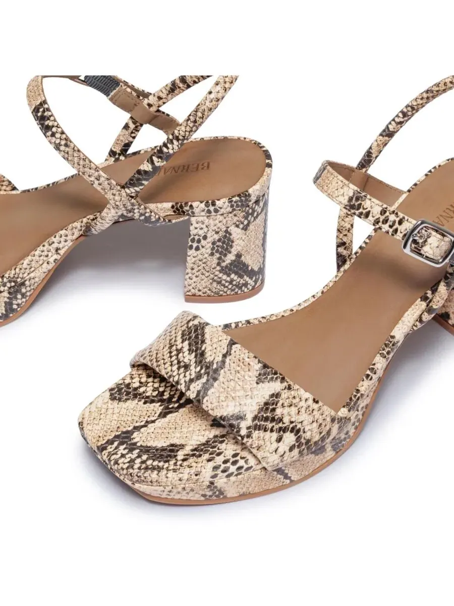 Сандалии с закрытым мысом на каблуке и платформой Canto Platform Sandal Bernardo Footwear — изображение 5 из 5, прозрачный