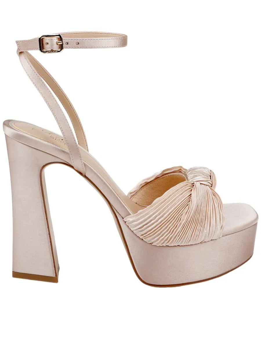 Женские вечерние сандалии Icelynn Jewel Badgley Mischka, Latte Fabric — изображение 2 из 5