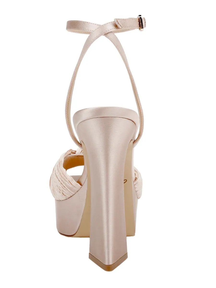 Женские вечерние сандалии Icelynn Jewel Badgley Mischka, Latte Fabric — изображение 3 из 5