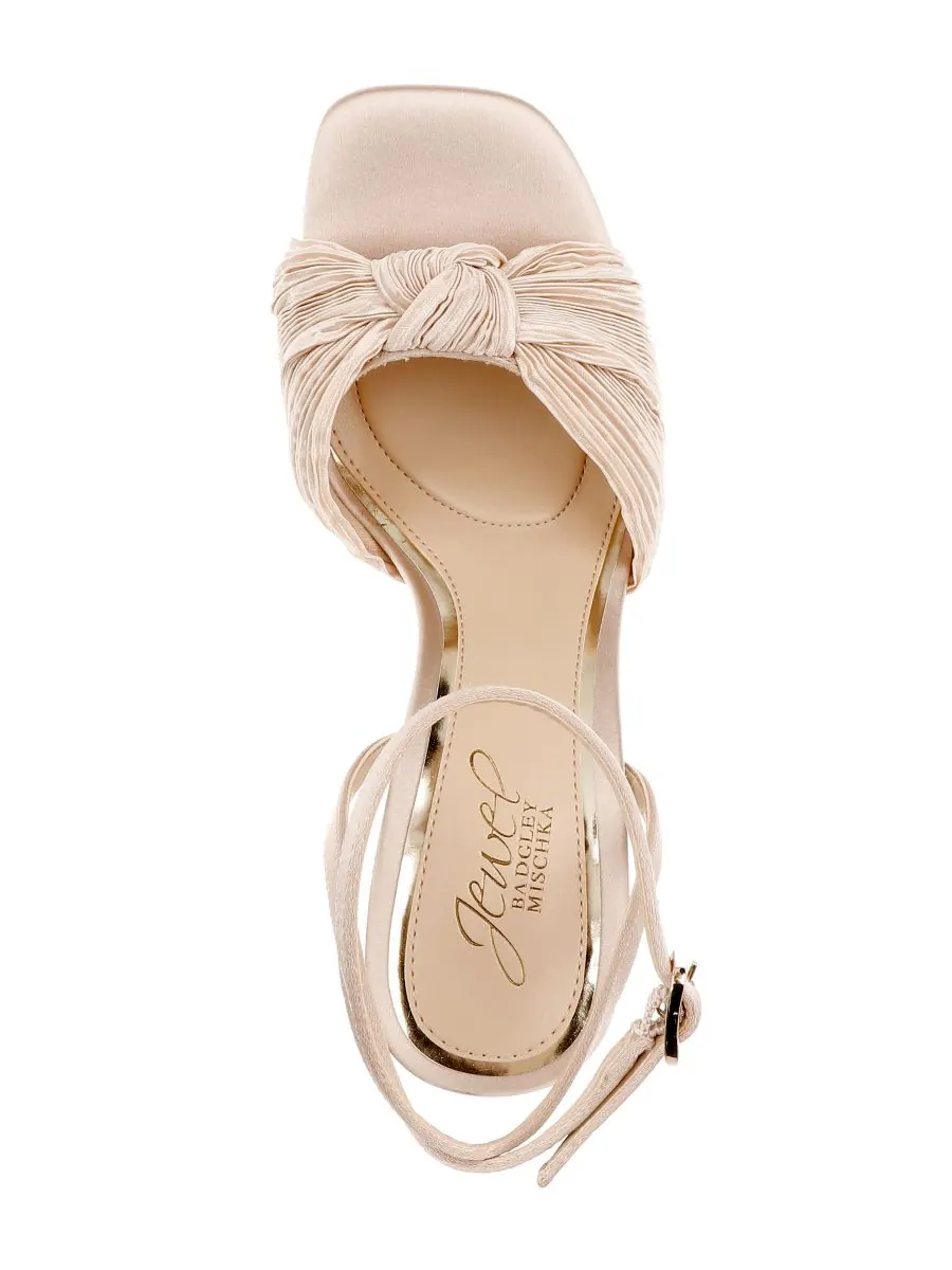 Женские вечерние сандалии Icelynn Jewel Badgley Mischka, Latte Fabric — изображение 4 из 5