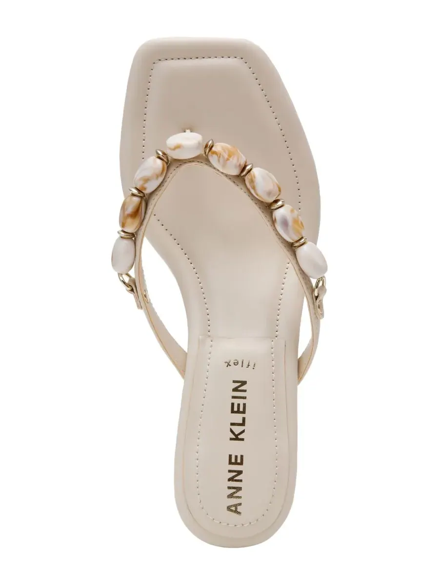 Женские сандалии-стринги Gwenn на невысоком каблуке Anne Klein — изображение 4 из 7, кость