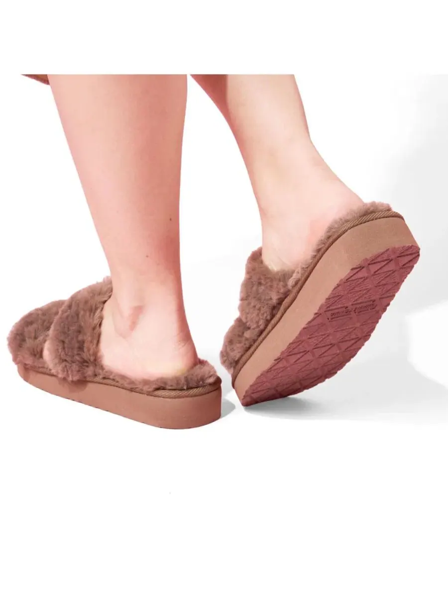 Женские тапочки с двумя ремешками из искусственного меха Minnetonka — изображение 2 из 6, шоколад