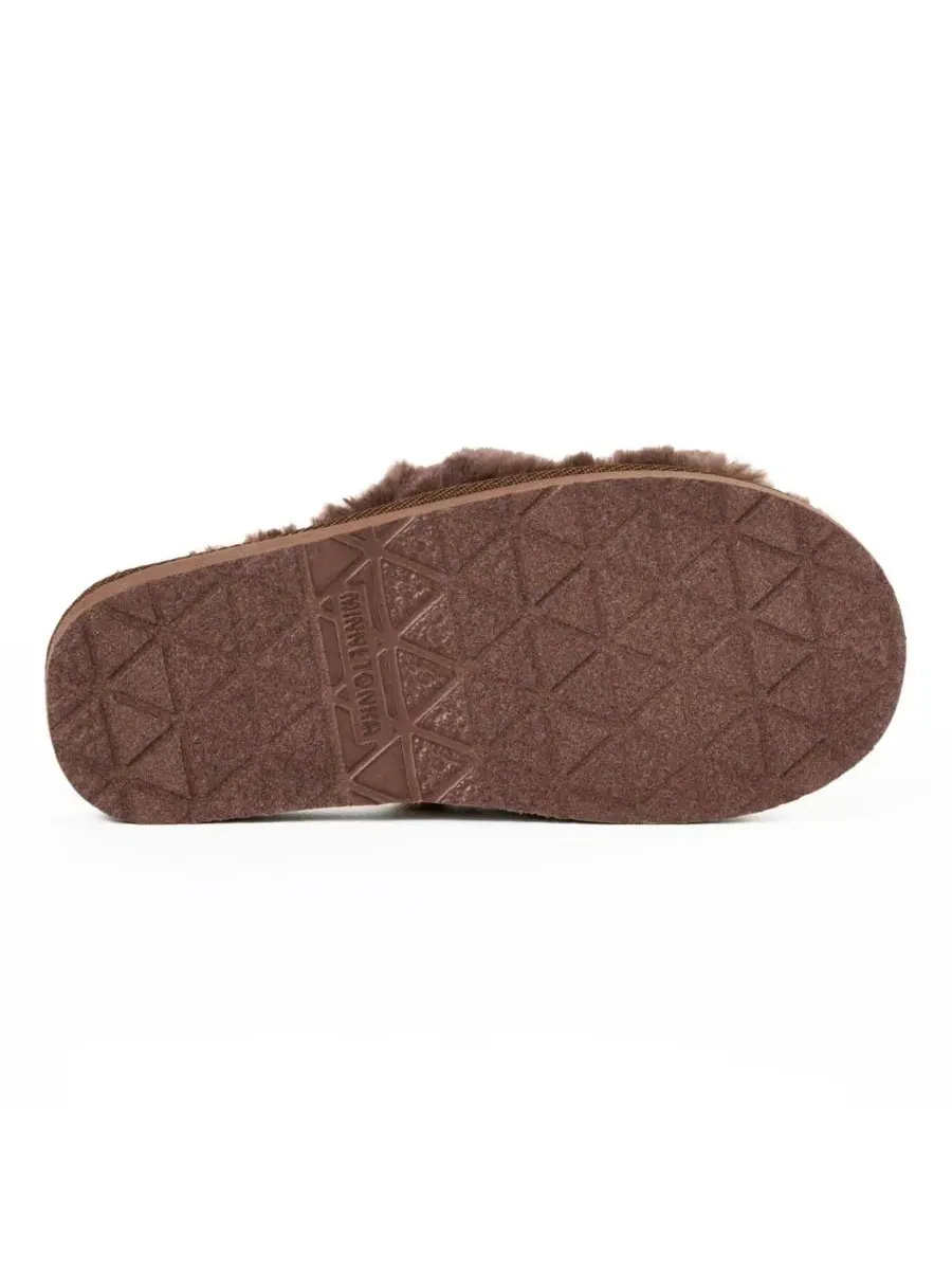 Женские тапочки с двумя ремешками из искусственного меха Minnetonka — изображение 6 из 6, шоколад
