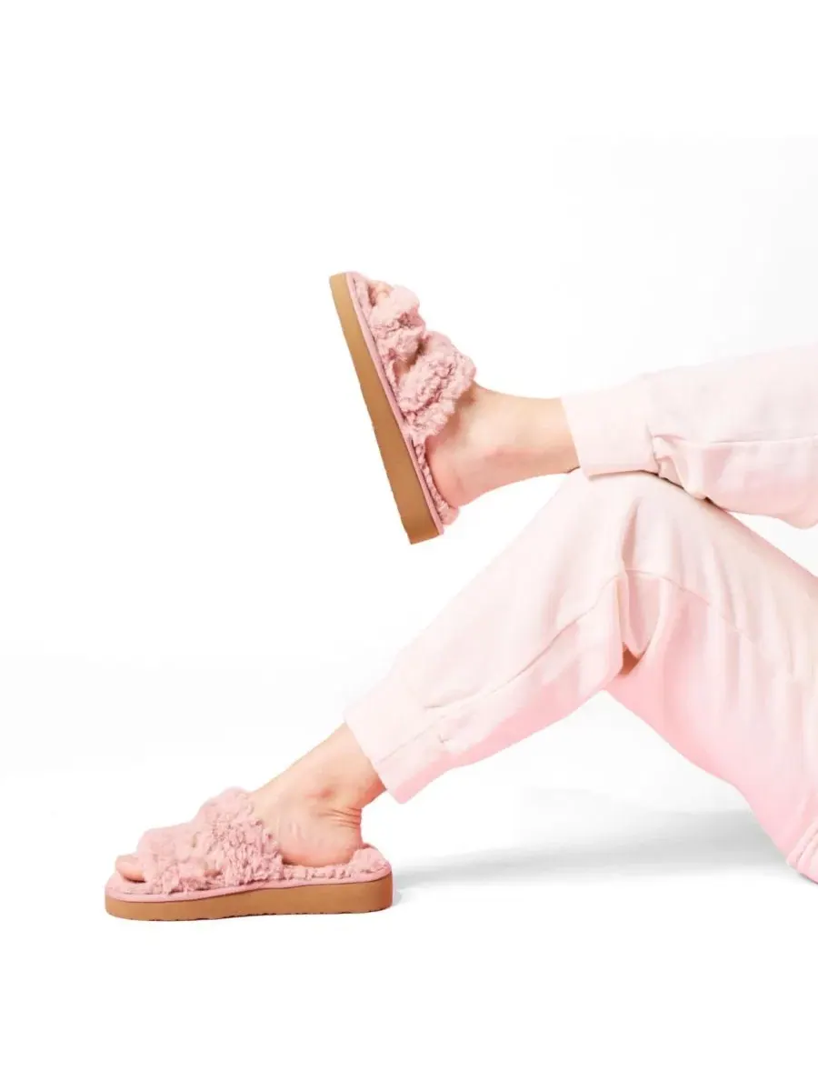 Домашние тапочки с двумя ремешками из искусственного меха Minnetonka — изображение 3 из 7, пудровый розовый