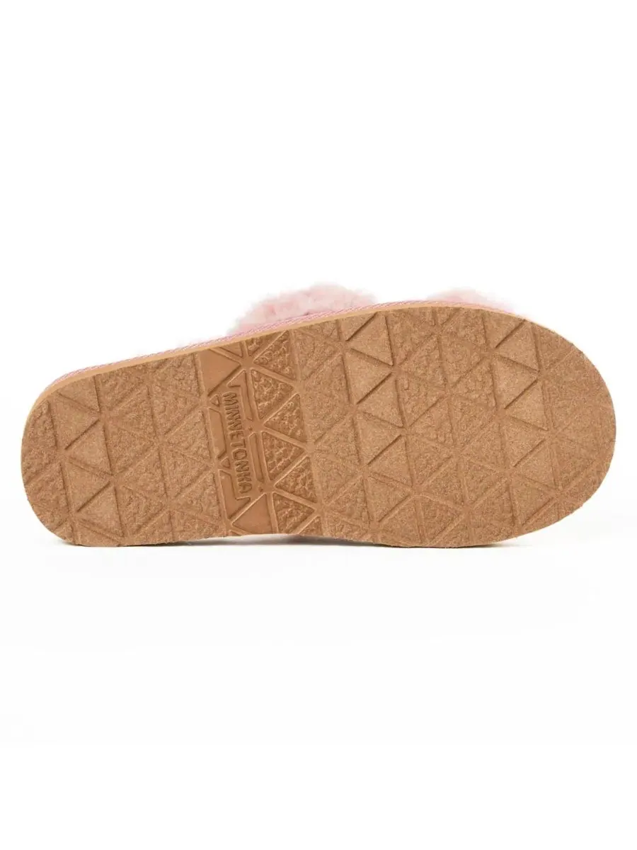 Домашние тапочки с двумя ремешками из искусственного меха Minnetonka — изображение 7 из 7, пудровый розовый