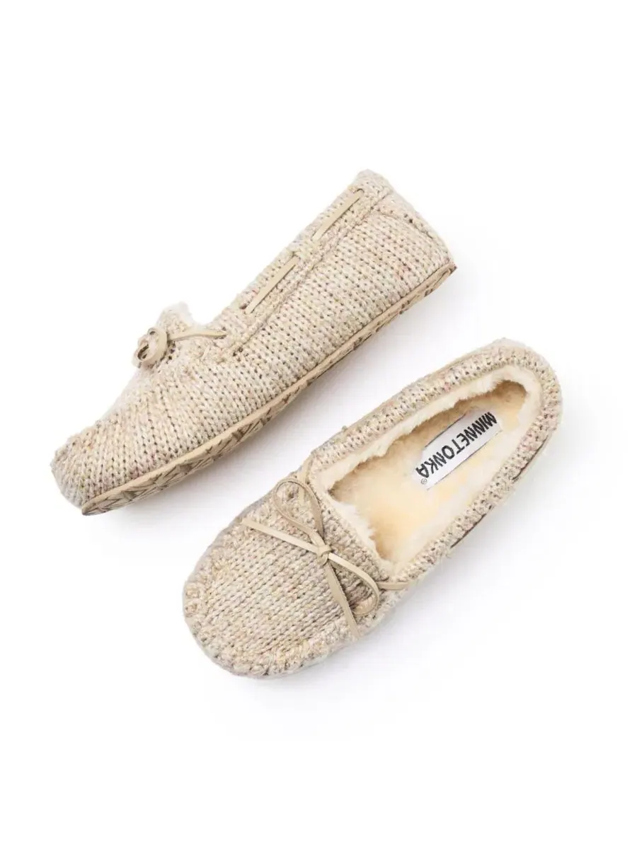 Женские тапочки-мокасины с блестящим трикотажным верхом Minnetonka — изображение 2 из 6, бежевый