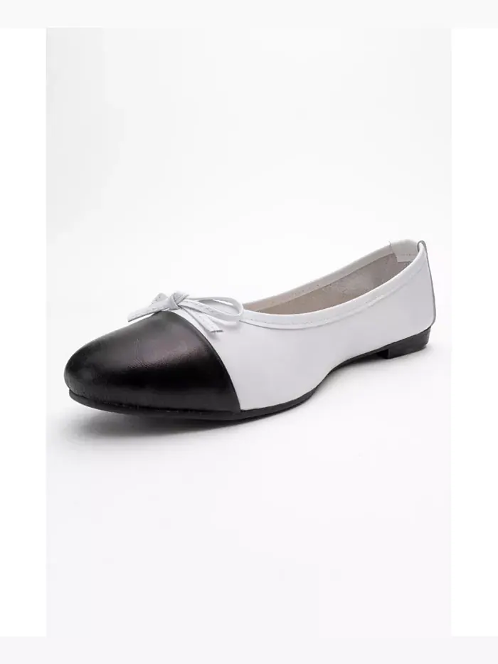Балетки Rayne Cap Toe из кожи с мыском (женские) Forever & Always Shoes — изображение 3 из 4, белый черный