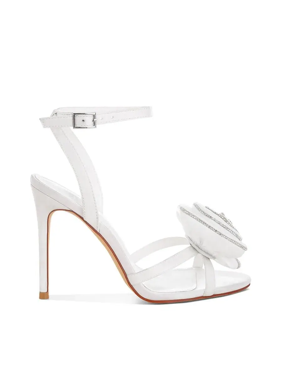 Босоножки на каблуке с цветочным принтом и стразами Candela Floral Rhinestone Accent Heel Sandals — изображение 2 из 4, белый