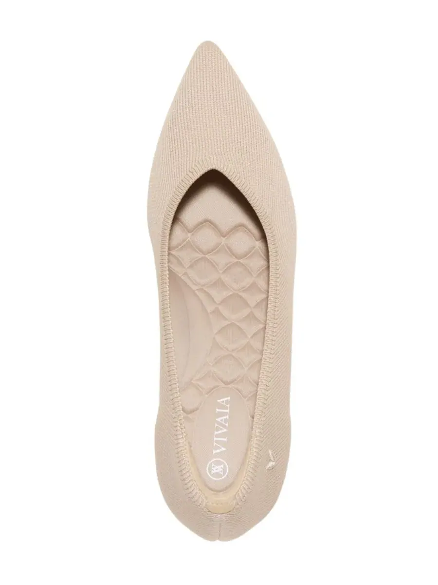 Туфли-лодочки Scarlett Pointed-Toe Kitten Heels VIVAIA — изображение 4 из 5, миндальный