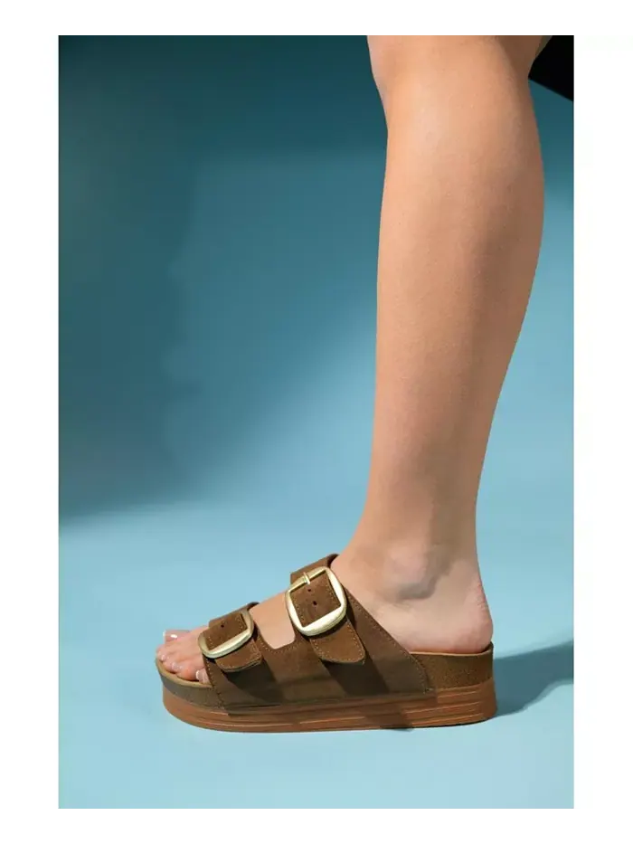 Сандалии женские Harbor из замши и кожи на двух ремешках Forever & Always Shoes — изображение 3 из 6, коньячный коричневый