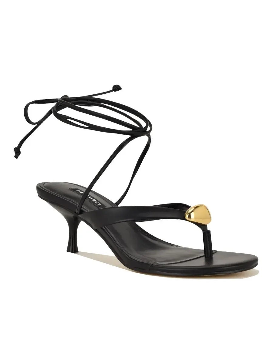 Женские сандалии на низком каблуке с декоративным рисунком в виде батти Nine West
