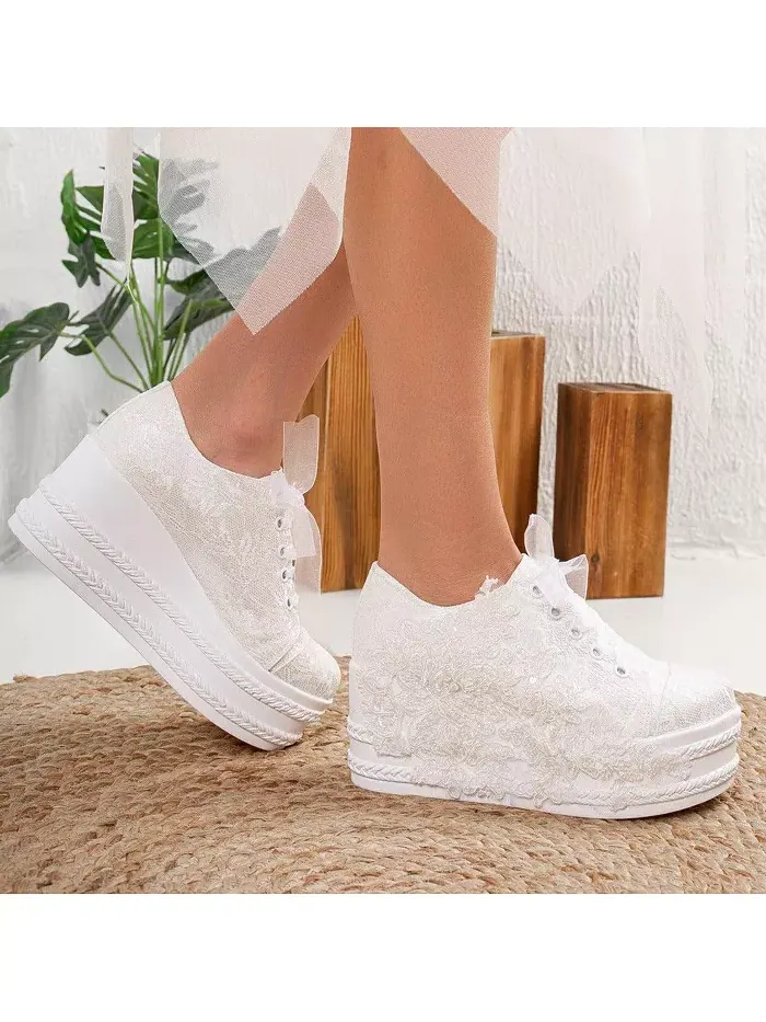 Кроссовки свадебные на платформе Claudine с кружевом Forever & Always Shoes — изображение 2 из 5, слоновая кость