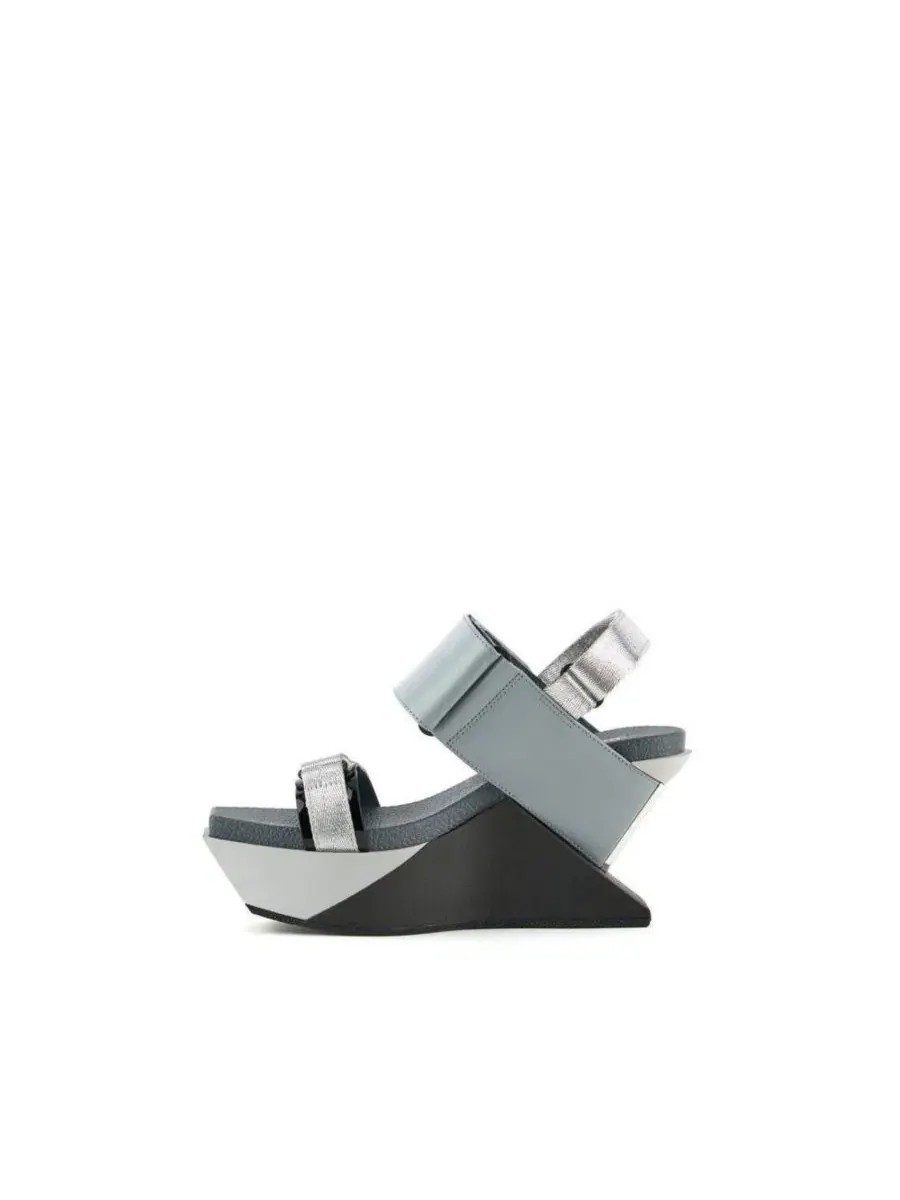 Босоножки на танкетке Delta Run Wedge United Nude — изображение 2 из 6, сталь