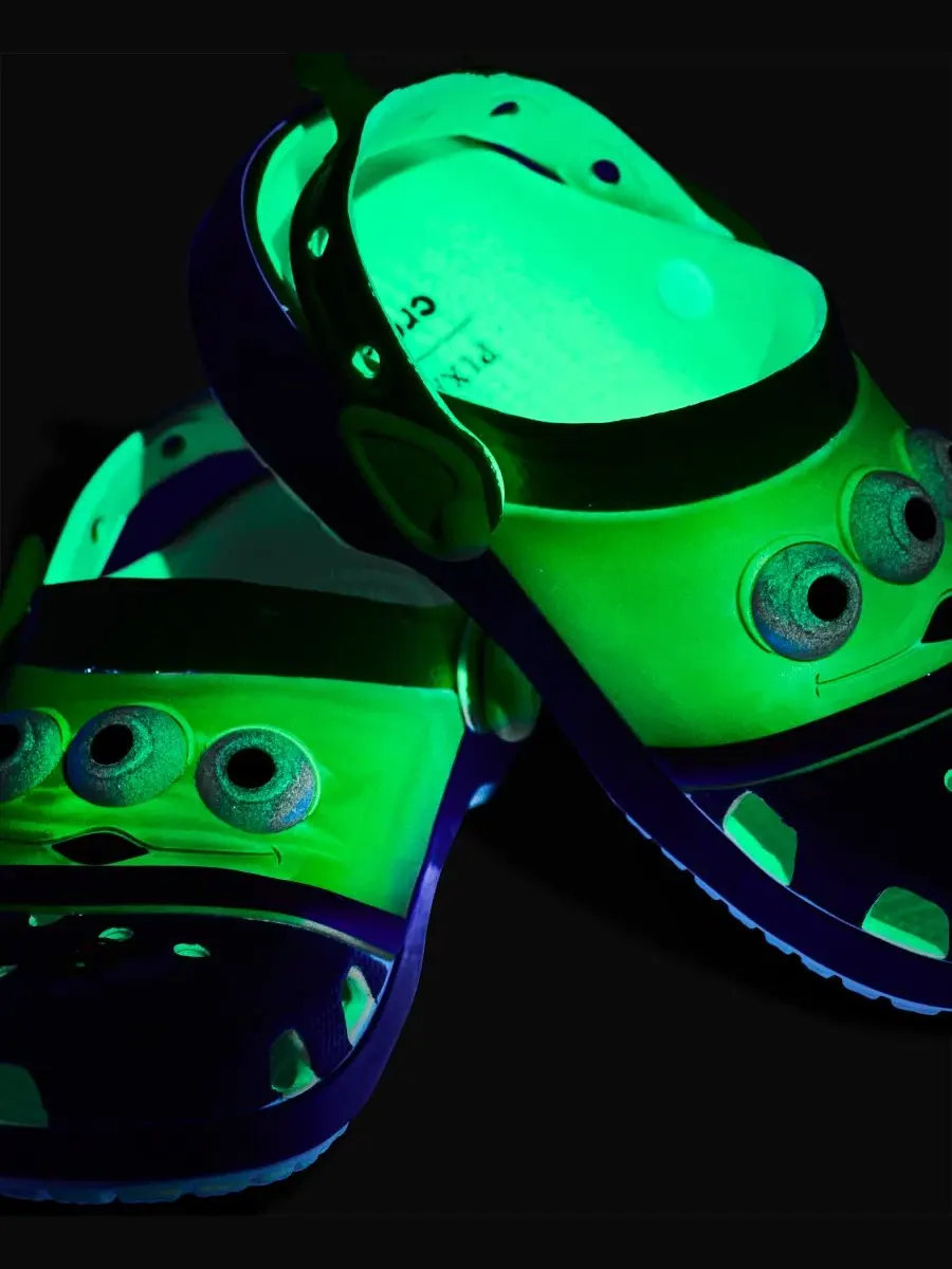 Клоги с принтом Alien Classic Clogs Crocs — изображение 6 из 8, зеленый синий
