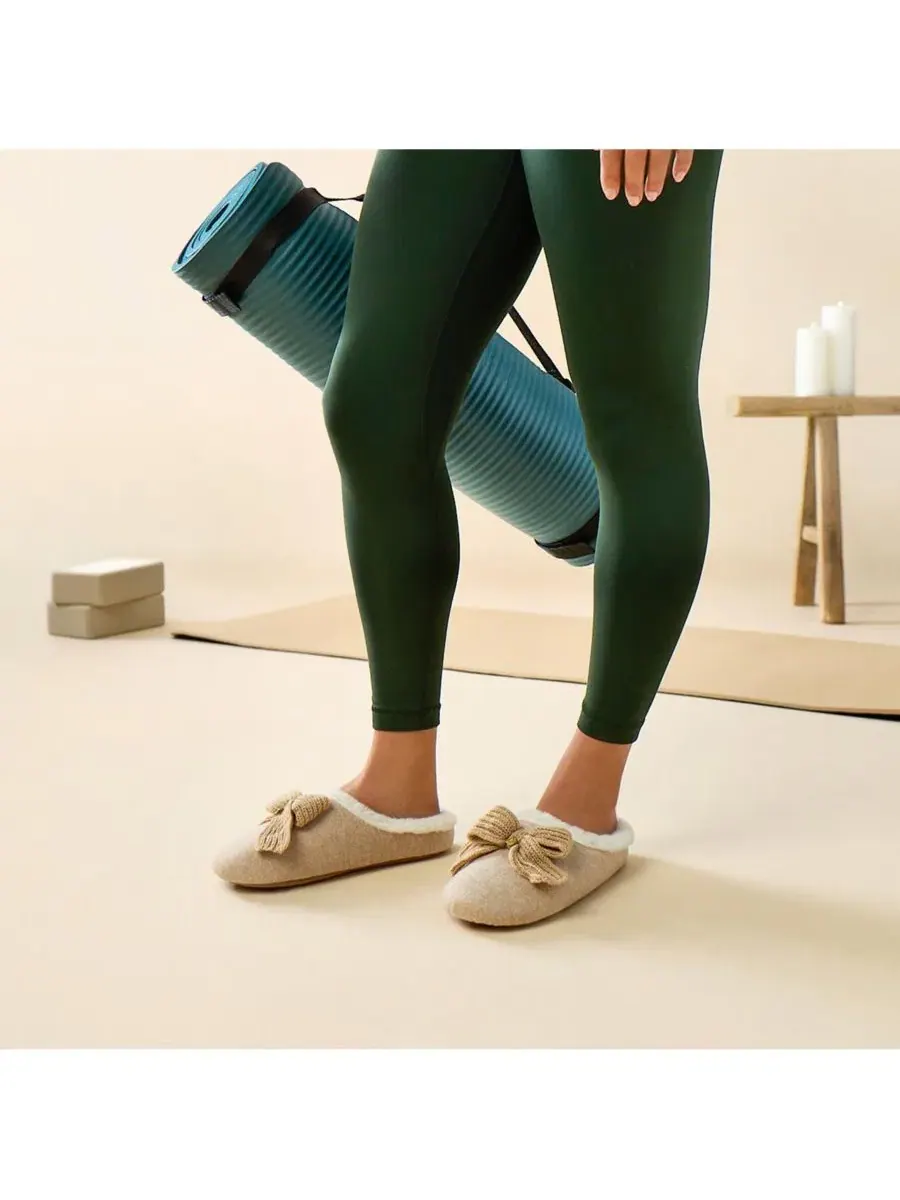 Домашние тапочки-клоги Josie Knit Clog Slipper with Bow Dearfoams — изображение 9 из 9, светлый серый