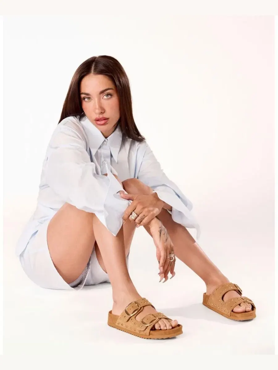 Босоножки на плоской подошве с декором из страз, модель Double Strap Buckle XTI — изображение 4 из 4, верблюжий