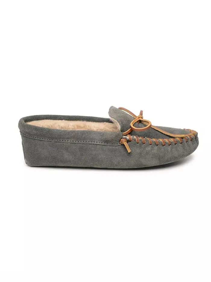 Мужские тапочки с ворсовой подкладкой и мягкой подошвой Minnetonka — изображение 2 из 4, серый