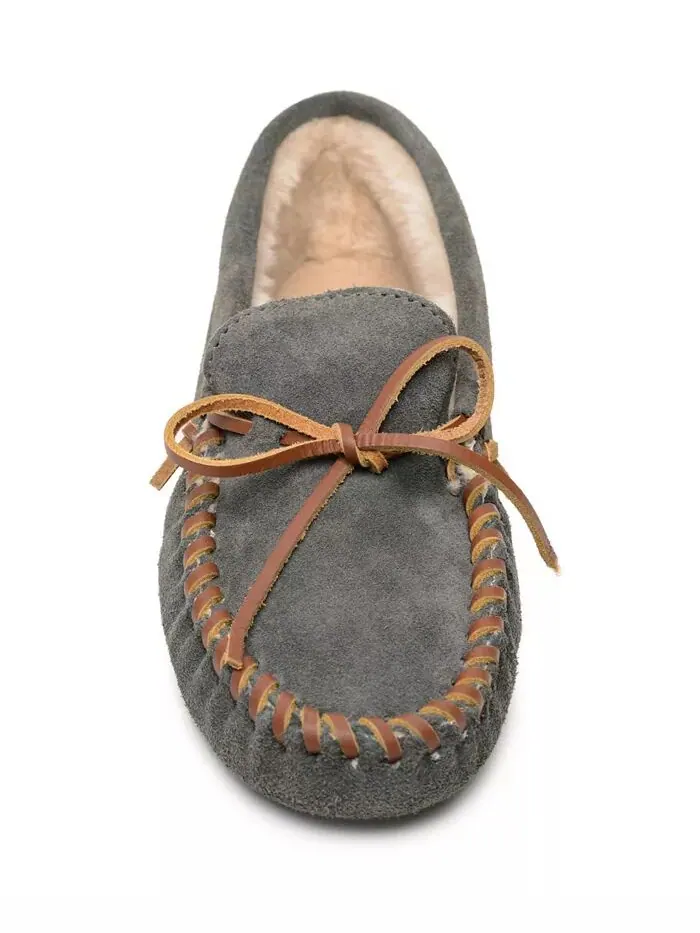 Мужские тапочки с ворсовой подкладкой и мягкой подошвой Minnetonka — изображение 3 из 4, серый