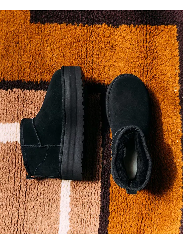 Женские классические ультрамини-ботинки на платформе UGG® — изображение 7 из 8, черный