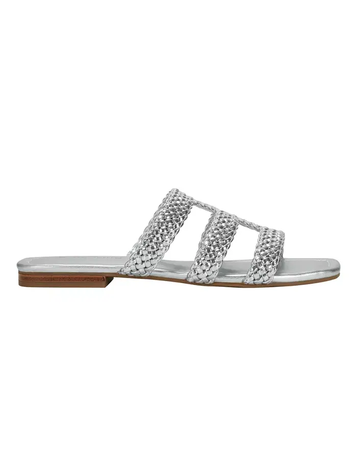 Женские плетеные сандалии Sumer Woven Caged Flat Slide Bandolino — изображение 2 из 5, серебряный