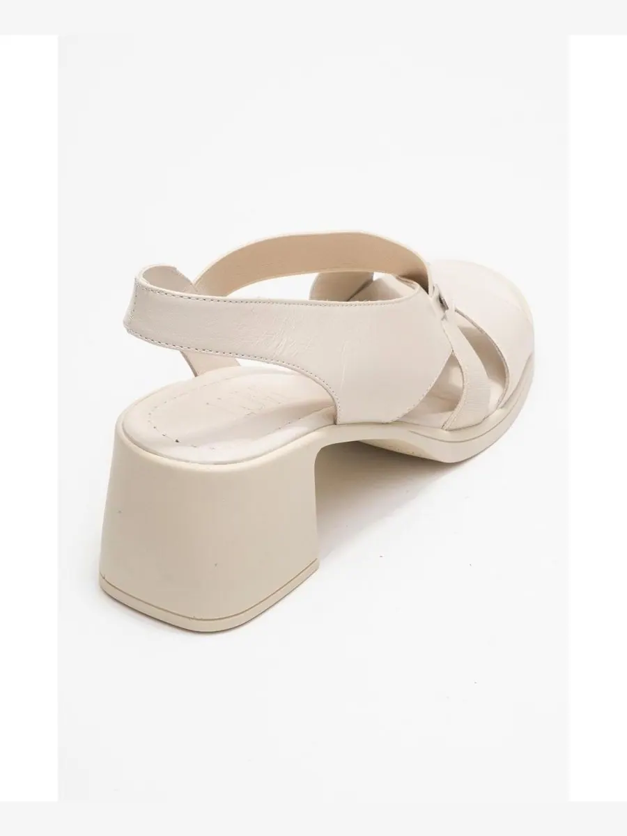 Сандалии Crina на толстом кожаном эластичном каблуке (женские) Forever & Always Shoes — изображение 5 из 6, бежевый