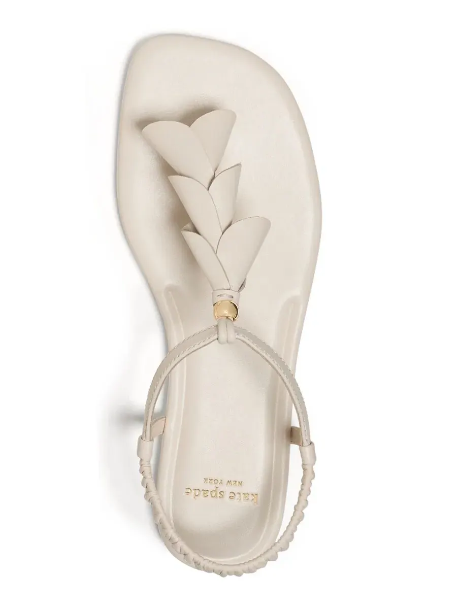 Босоножки-вьетнамки с лилией Women's Lily Thong Flat Sandals kate spade new york — изображение 4 из 6, бежевый