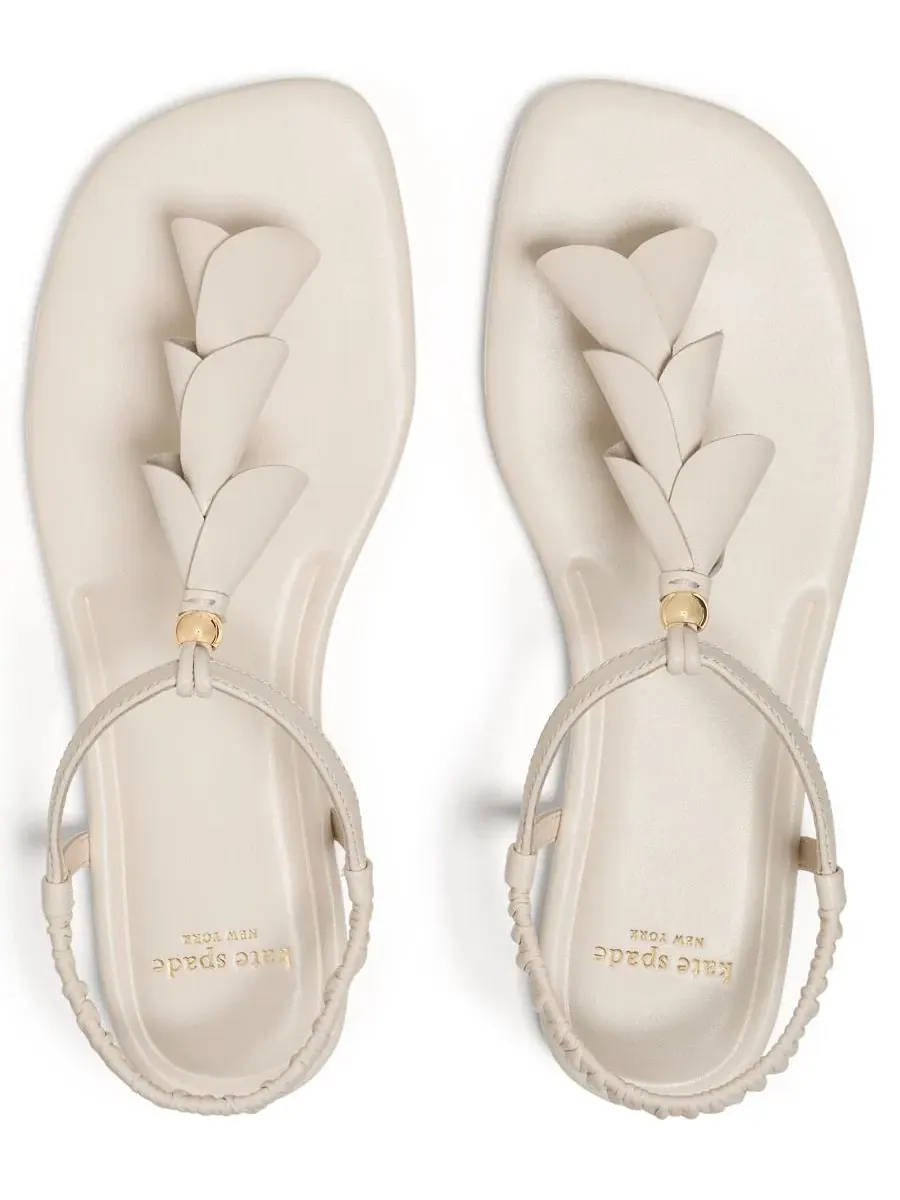 Босоножки-вьетнамки с лилией Women's Lily Thong Flat Sandals kate spade new york — изображение 6 из 6, бежевый