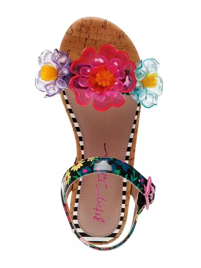 Сандалии Oakly Clog для маленьких и больших девочек с цветочной отделкой Betsey Johnson — изображение 4 из 5, черный мульти