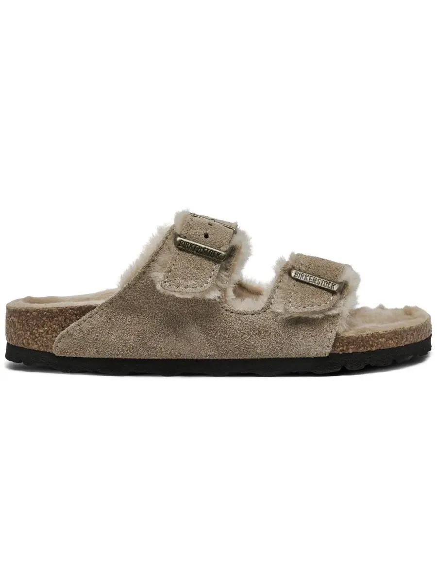 Сандалии из замши с подкладкой из овчины Arizona Shearling Suede Leather Birkenstock — изображение 2 из 6, тауп