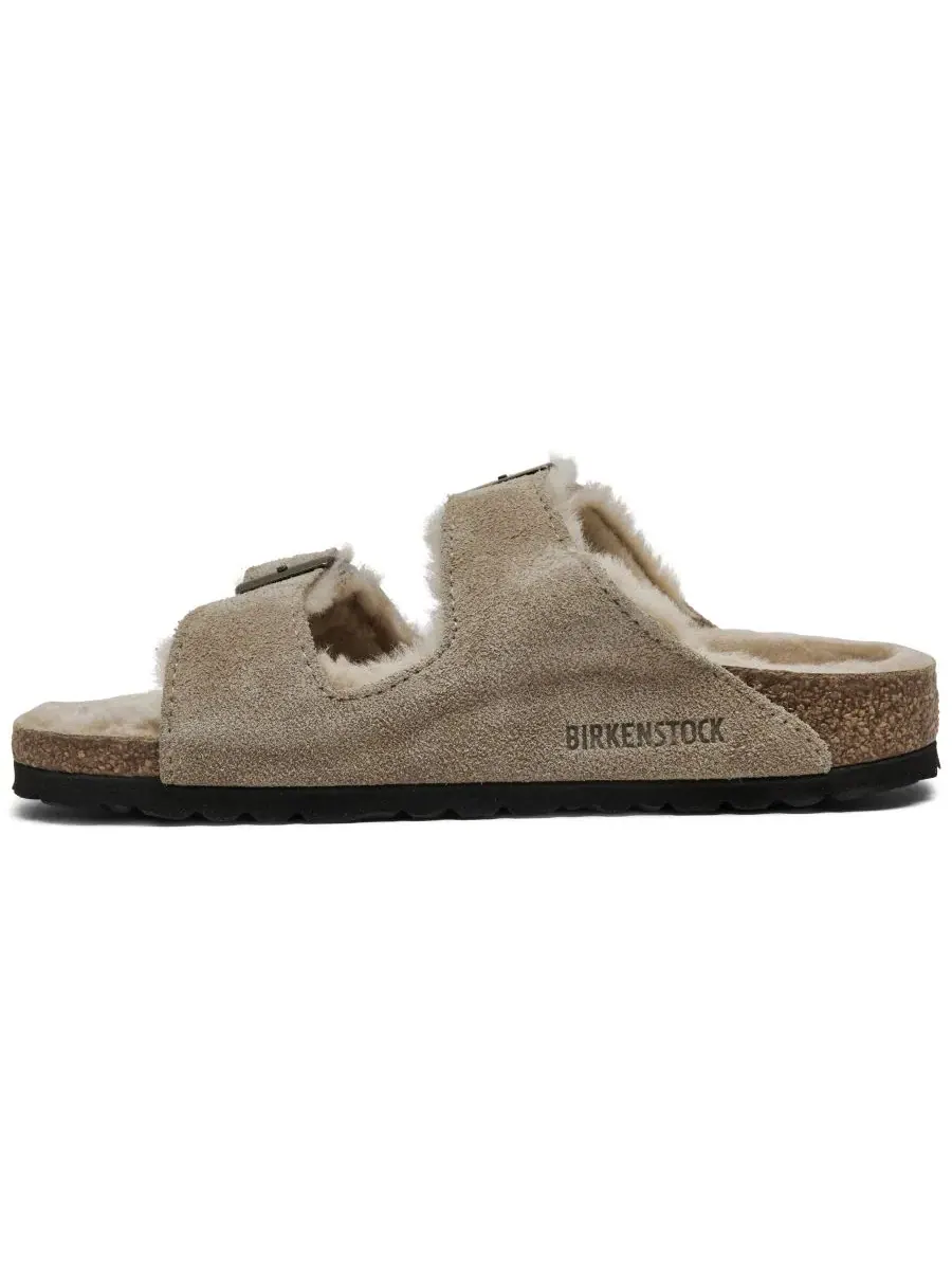 Сандалии из замши с подкладкой из овчины Arizona Shearling Suede Leather Birkenstock — изображение 3 из 6, тауп